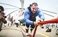 Белорусский силач сдвинул самый большой вертолет в мире