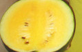 Фотофакт: парень из Бобруйска вырастил желтый арбуз