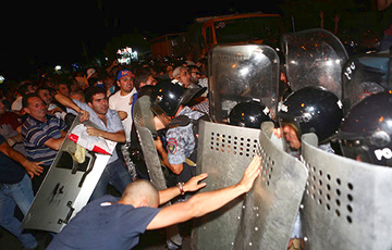 Массовые аресты произошли в Ереване у захваченного полицейского участка