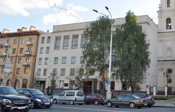 Из окна музыкального колледжа в Минске выпала женщина