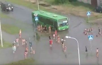 Видеофакт: в Бресте после ливня дети «купались» на затопленной дороге