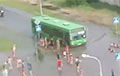 Видеофакт: в Бресте после ливня дети «купались» на затопленной дороге