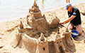 Необычное хобби: предприниматель из Гродно строит замки из песка