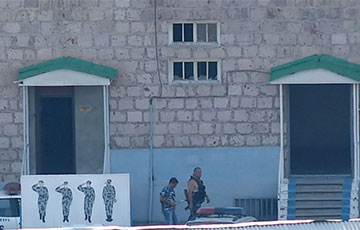 Снайпер застрелил полицейского рядом с захваченным отделом полиции в Ереване