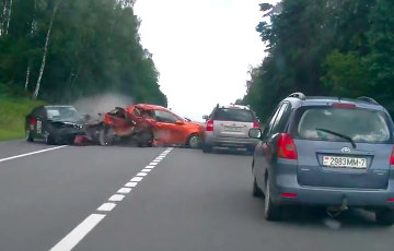 В сети появилось видео аварии с участием восьми автомобилей