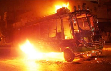 В Париже с криками «Аллах акбар» подожгли автобус