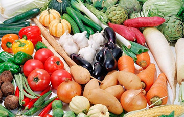 Эксперты сравнили цены на сезонные овощи и фрукты в наше стране и соседних