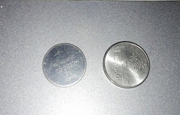 На минской заправке вместо рубля выдали сдачу плоской батарейкой