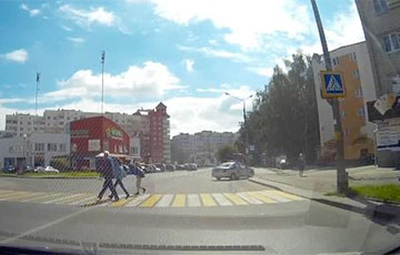 Видеофакт: Машина ГАИ не пропустила пешеходов