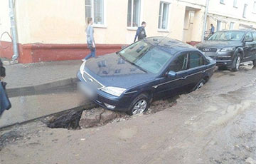 Фотофакт: в Жодино под автомобилем провалился асфальт
