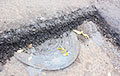 Фотофакт: при ремонте дороги в Гомеле под асфальт закатали люки
