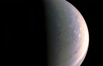 «Юнона» передала на Землю уникальные снимки Юпитера
