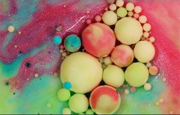 Блогеры создали галактику из молока, краски и мыла