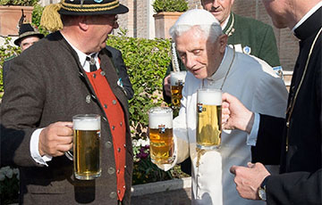 Католики проводят акцию «Угости священника пивом»