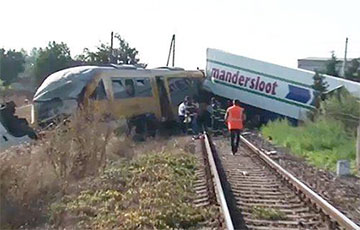 В Словакии пассажирский поезд столкнулся с грузовиком