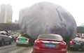 Видеохит: Гигантская надувная Луна прокатилась по китайским автодорогам