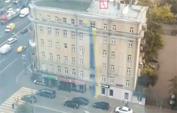 Огромный флаг Украины вывесили на фасаде дома в Москве