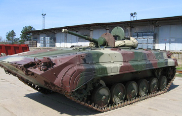 Жители Заслоново жалуются на танки во дворе и на детской площадке