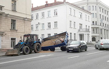 Фотофакт: на Городском Валу опрокинулся прицеп трактора, перекрыв обе полосы