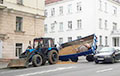 Фотофакт: на Городском Валу опрокинулся прицеп трактора, перекрыв обе полосы