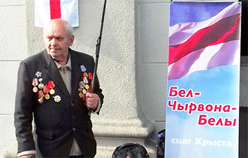 Ветеран 2-й мировой поднял в Минске бело-красно-белый флаг