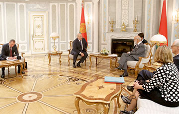 Фотофакт: Лукашенко встретил Майкла Кентского в позе просителя