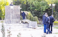 Фотофакт: В Крыму повалили памятник Ленину