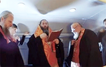 «Сим победим»: Военные священники РПЦ провели крестный ход на самолете