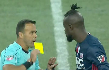 Видеохит: Футболист получил желтую карточку за тверк на поле