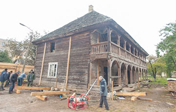 Самое древнее деревянное здание Беларуси подняли на домкратах для реставрации