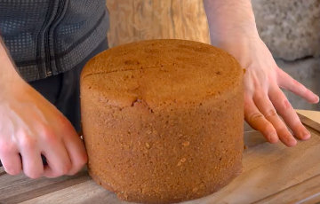 Видеофакт: Исландец печет хлеб в вулкане