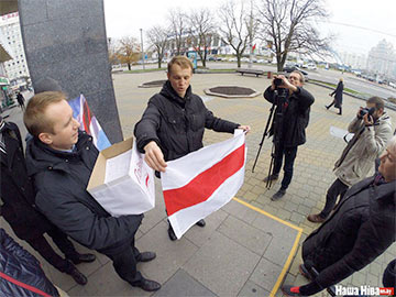 Активисты внесли бело-красно-белый флаг в Министерство культуры