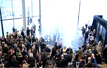 Австрийский министр устроил журналистам «душ» на официальном торжестве