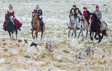 Фотофакт: В Дзержинском районе реконструировали конную псовую охоту XIX века