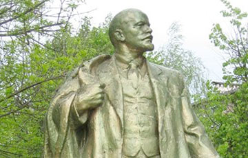 В Лиде памятник Ленину облили красной краской