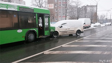 Потеряв сознание за рулем, водитель автобуса протаранил семь машин в Минске