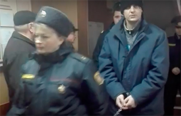 В МВД «объяснили», почему Ивана Бабрашинского привели в суд на цепи