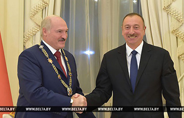 «Я отработаю»: Лукашенко поцеловал орден из рук Алиева