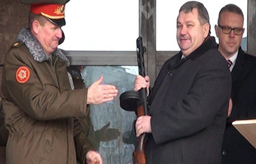 Министр обороны подарил автомат председателю Слонимского райисполкома