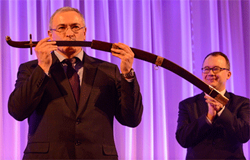 В Варшаве Ходорковскому вручили саблю и премию «Рыцарь свободы»