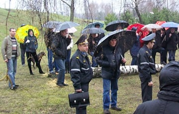 Минчане вышли на стихийный митинг против вырубки сквера