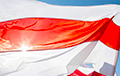 В центре Минска вывесили 25 бело-красно-белых флагов