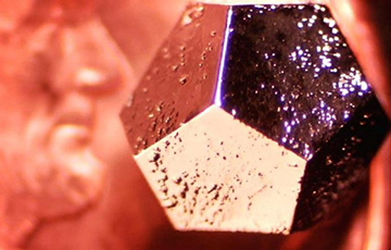 В метеорите, который упал в России, нашли странный кристалл