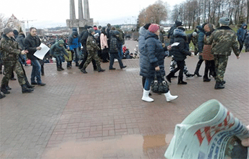 В Витебске активисты раздали военным «Народную волю»