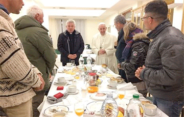 Папа Римский по случаю 80-летия пригласил на завтрак бездомных