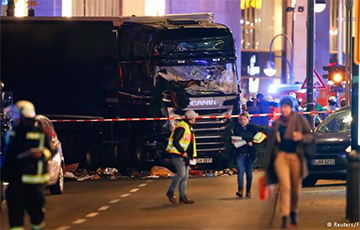 Грузовик въехал в толпу на рождественском рынке в Берлине