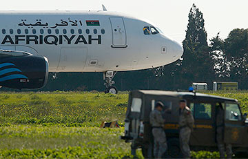 Захватчики ливийского самолета требуют освободить из тюрьмы сына Каддафи
