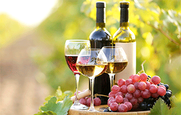 Ученые: С возрастом выпить бокал вина важнее, чем делать упражнения