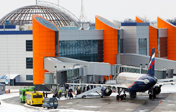 Аэропорт Калининграда закрыли из-за выкатившегося самолета