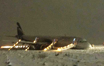 Съехавший со взлетной полосы в Калининграде самолет откапывают с помощью подъемного крана